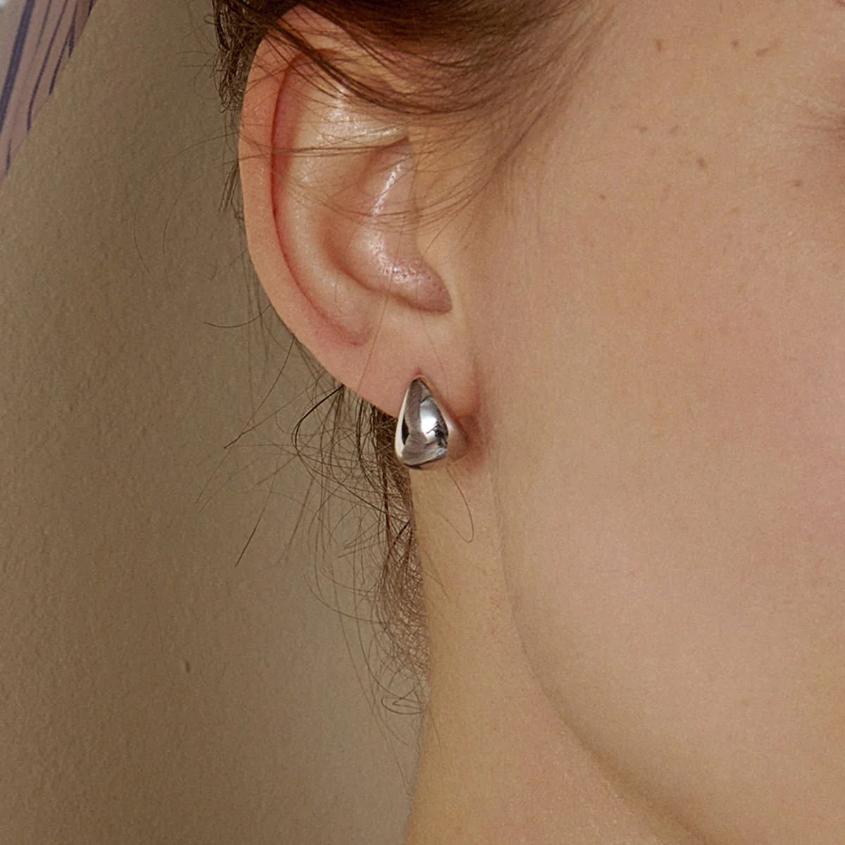 18K Gold Simple Drop Ear Hoop Earrings - Image 4