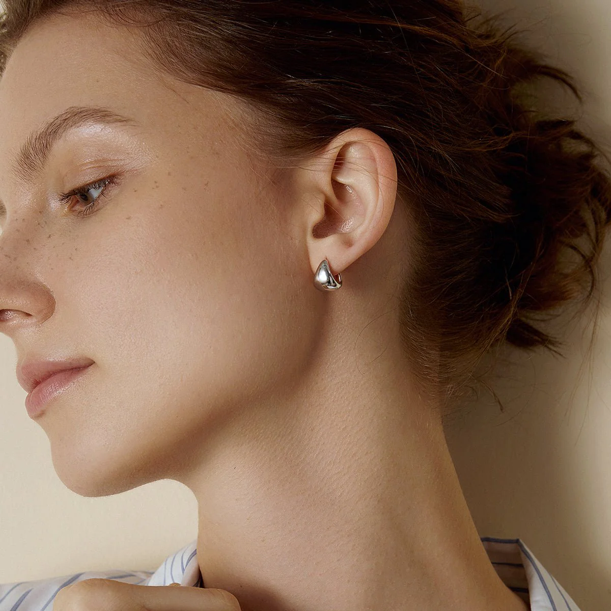 18K Gold Simple Drop Ear Hoop Earrings - Image 6