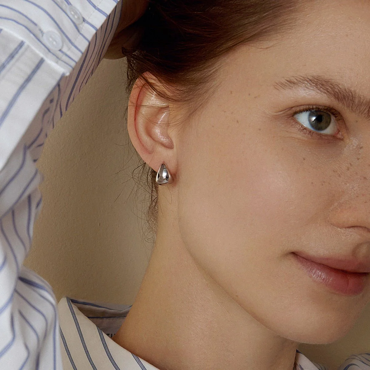 18K Gold Simple Drop Ear Hoop Earrings - Image 8