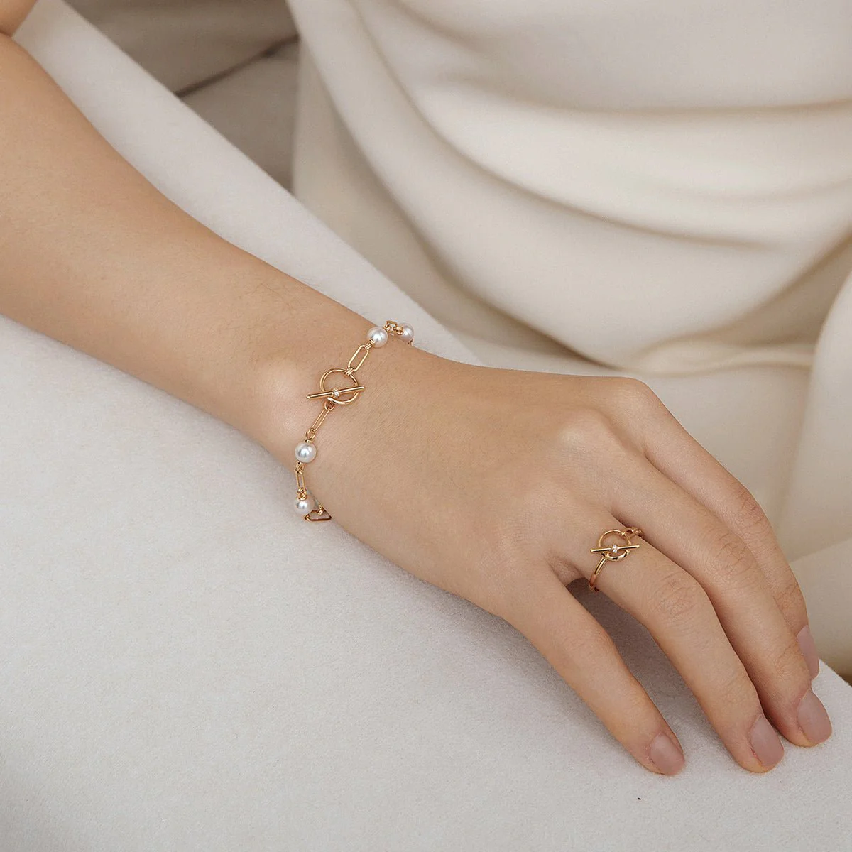 Akoya Pearl 18K Gold Diamond Harmonia Knot Chain Bracelet - Image 4