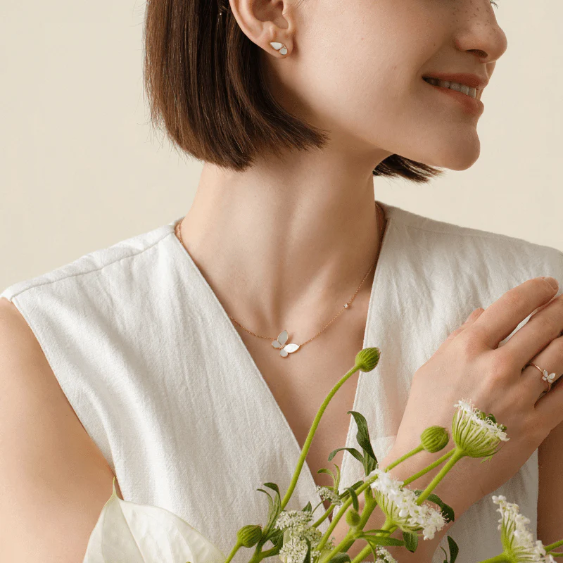 Mother-of-pearl 18K Gold Diamond Whole Butterfly Necklace - Image 5