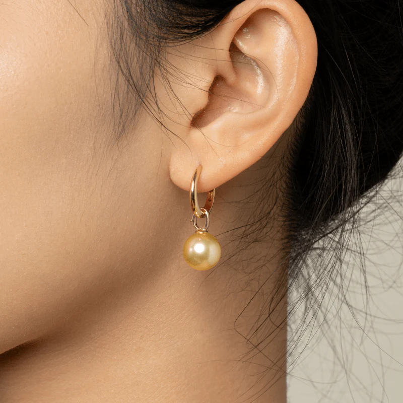 Teardrop-shaped Golden South Sea Pearl 18K Gold Simple Elegant Pendant Necklace - Image 6
